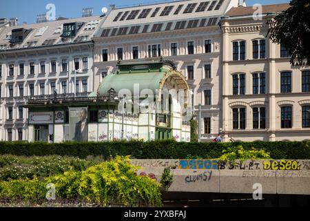 WIEN, ÖSTERREICH - 29. JULI 2021: Bau der U-Bahn-Station Karlsplatz in Wien, Österreich Stockfoto