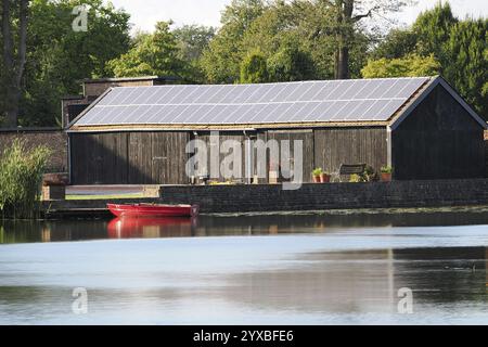 Lagerhaus mit Solaranlage auf einer Insel, Langzeitbelastung, Nordrhein-Westfalen, Deutschland, Europa Stockfoto