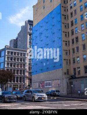 New York, New York, USA – 28. Oktober 2024: The Wall, auch bekannt als The Gateway to Soho, ist ein minimalistisches Kunstwerk in New York, New York, USA. Stockfoto