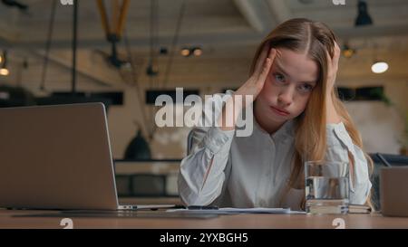 Gestresste kaukasische Büroangestellte weibliche Studentin Mädchen Arbeit Lesen Dokumente Schreiben Bericht studieren Geschäftsfrau Geschäftsproblem Stack Statistiken Stockfoto