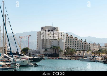 Eilat, Israel - 1. November 2024: Außenansicht des King Solomon Hotels von der anderen Seite des Yachthafens von Eilat Stockfoto
