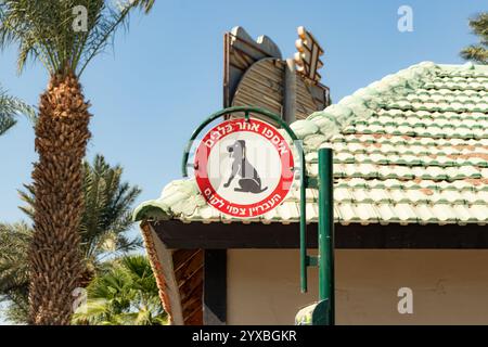 Eilat, Israel, 1. November 2024: Hebräisch-sprachiges Schild, das Hundebesitzer anweist, nach Verschwendung von Haustieren abzuholen oder mit einer Strafe zu bestrafen Stockfoto