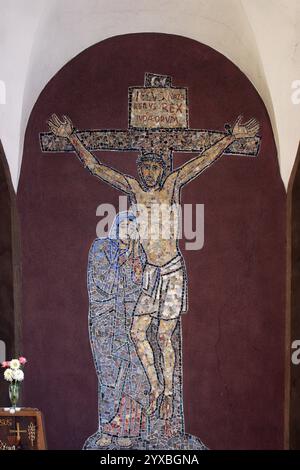 Kreuzigung, Jungfrau Maria unter dem Kreuz, Mosaik auf dem Hauptaltar in der Pfarrkirche St. Sixto in Pribic, Kroatien Stockfoto