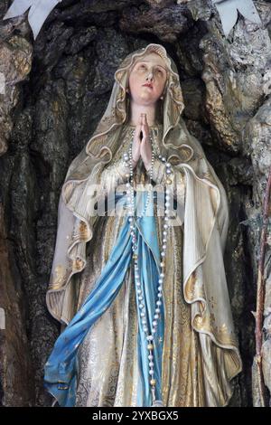 Unsere Lieben Frau von Lourdes, Statue auf dem Hauptaltar in der Pfarrkirche St. Nikolaus in Zumberak, Kroatien Stockfoto