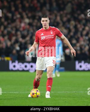 Nottingham, Großbritannien. Dezember 2024. NOTTINGHAM, ENGLAND, 14. DEZEMBER: Nikola Milenkovic aus Nottingham Forest während des Premier League-Spiels zwischen Nottingham Forest und Aston Villa Town am 30. November 2024 in Nottingham, England. (Paul Bonser/SPP) Credit: SPP Sport Press Photo. /Alamy Live News Stockfoto