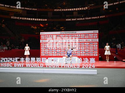 Hangzhou, China. Dezember 2024. Sieger Shi Yuqi aus China posiert während der Preisverleihung für die Männer-Singles bei den BWF World Tour Finals 2024 in Hangzhou, China, 15. Dezember 2024. Quelle: Hou Zhaokang/Xinhua/Alamy Live News Stockfoto