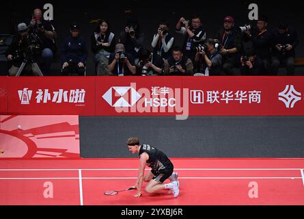 Hangzhou, China. Dezember 2024. Anders Antonsen sieht beim Finalspiel der Männer zwischen Shi Yuqi aus China und anders Antonsen aus Dänemark bei den BWF World Tour Finals 2024 in Hangzhou, China, am 15. Dezember 2024 aus. Quelle: Hou Zhaokang/Xinhua/Alamy Live News Stockfoto