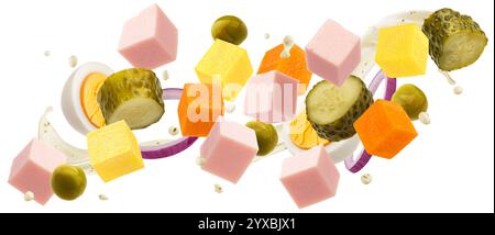 Fallende russische Salatzutaten isoliert auf weißem Hintergrund mit Schneidepfad Stockfoto