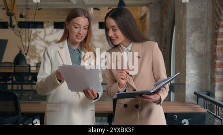 Business Team glücklich aufgeregt emotional zufrieden Kollegen kaukasische Kollegen Frauen Geschäftsfrauen Mädchen Frauen Frauen Frauen Frauen im Büro diskutieren zusammen Stockfoto