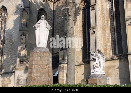 Statue des heiligen Herzens Jesu vor der Kirche Saint Gertrude in Gruitrode, Meeuwen-Gruitrode, Limburg, Belgien Stockfoto