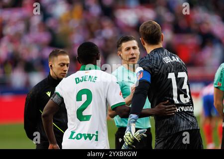 Madrid, Spanien. Dezember 2024. Djene Dakonam (Getafe CF), Jan Oblak (Atletico de Madrid) während des LaLiga EASPORTS Spiels zwischen Atletico de Madrid und Getafe CF. Maciej Rogowski/Alamy Live News Stockfoto