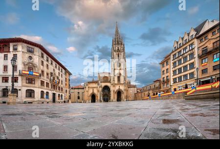 Oviedo, Spanien. Panoramablick auf Plaza Alfonso II el Casto mit Kathedrale von San Salvador Stockfoto