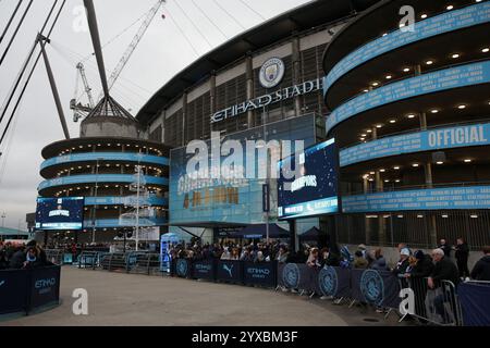 Etihad Stadium, Manchester, Großbritannien. Dezember 2024. Premier League Football, Manchester City gegen Manchester United; Fans treffen sich, um auf die Ankunft der Mannschaftsbusse zu warten Credit: Action Plus Sports/Alamy Live News Stockfoto