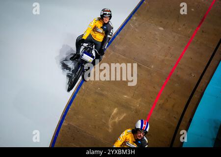 Rotterdam, Niederlande. Dezember 2024. Rotterdam - Piloten während der WielerZesdaagse Rotterdam am 15. Dezember 2024 in Rotterdam, Niederlande. (Parallax Pictures/Yannick Verhoeven) Credit: Yannick Verhoeven/Alamy Live News Stockfoto