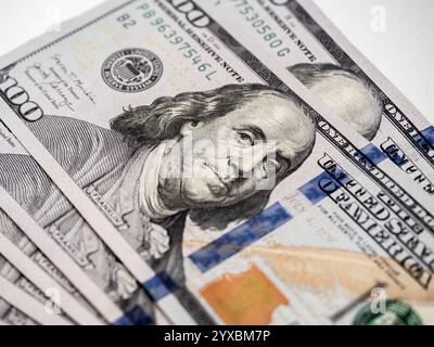 Nahaufnahme der 100-Dollar-Banknote mit dem Gesichtsporträt des Erfinders und des US-Gründers Benjamin Franklin. Geld Bargeld isoliert auf Hintergrund. Eine Hündin Stockfoto