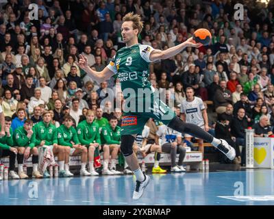 Andreas Flodman (frisch auf Goeppingen, #09) beim Tempogegenstoss, frisch auf Goeppingen vs. HSG Wetzlar, Handball, 1. Bundesliga Herren, Spielzeit 2024/2025, 15.12.2024, Foto: EIBNER/Michael Schmidt Stockfoto