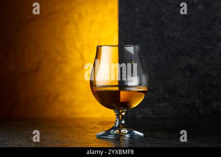 Ein Glas Brandy auf einem schwarzen Tisch. Kopierbereich. Stockfoto