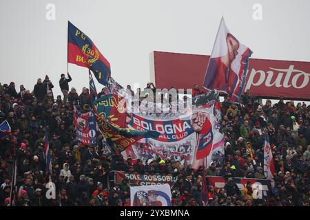 Bologna, Italien. Dezember 2024. Anhänger von Bologna während des italienischen Fußballspiels Enilive Serie A zwischen Bologna f.c. und Fiorentina im DallÕAra-Stadion in Bologna, Norditalien, Sonntag, 15. Dezember, 2024 Sport - Fußball - (Foto Michele Nucci Credit: LaPresse/Alamy Live News Stockfoto