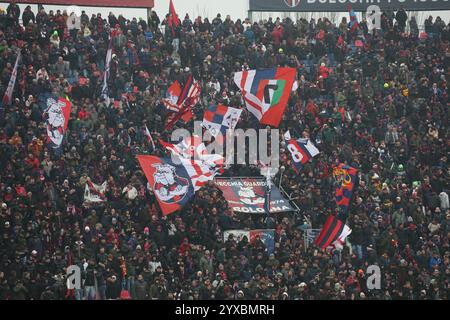 Bologna, Italien. Dezember 2024. Anhänger von Bologna während des italienischen Fußballspiels Enilive Serie A zwischen Bologna f.c. und Fiorentina im DallÕAra-Stadion in Bologna, Norditalien, Sonntag, 15. Dezember, 2024 Sport - Fußball - (Foto Michele Nucci Credit: LaPresse/Alamy Live News Stockfoto