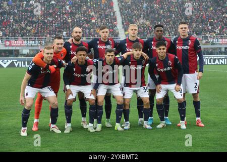 Bologna, Italien. Dezember 2024. Die Spieler posieren vor dem Fußballspiel der italienischen Enilive Serie A zwischen Bologna f.c. und Fiorentina im DallÕAra-Stadion in Bologna, Norditalien, Sonntag, 15. Dezember. 2024 Sport - Fußball - (Foto Michele Nucci Credit: LaPresse/Alamy Live News Stockfoto