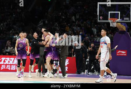 Peking, China. Dezember 2024. Spieler der Königlichen Kämpfer von Peking feiern den Sieg nach einem Spiel zwischen Peking Königlichen Kämpfern und Xinjiang Flying Tigers in der Saison 2024-2025 der Chinesischen Basketball Association (CBA) Liga in Peking, China, 15. Dezember 2024. Quelle: Wang Kaiyan/Xinhua/Alamy Live News Stockfoto