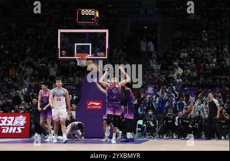 Peking, China. Dezember 2024. Spieler der Königlichen Kämpfer von Peking feiern den Sieg nach einem Spiel zwischen Peking Königlichen Kämpfern und Xinjiang Flying Tigers in der Saison 2024-2025 der Chinesischen Basketball Association (CBA) Liga in Peking, China, 15. Dezember 2024. Quelle: Wang Kaiyan/Xinhua/Alamy Live News Stockfoto