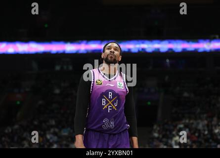 Peking, China. Dezember 2024. Jared Sullinger von Peking Royal Fighters reagiert während eines Spiels zwischen Peking Royal Fighters und Xinjiang Flying Tigers in der Saison 2024-2025 der chinesischen Basketball Association (CBA) Liga in Peking, China, 15. Dezember 2024. Quelle: Wang Kaiyan/Xinhua/Alamy Live News Stockfoto