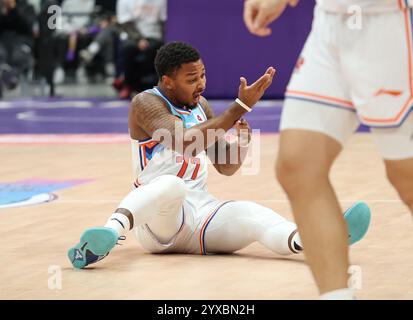 Peking, China. Dezember 2024. Quentin Peterson von Xinjiang Flying Tigers reagiert während eines Spiels zwischen Peking Royal Fighters und Xinjiang Flying Tigers in der Saison 2024-2025 der chinesischen Basketball Association (CBA) Liga in Peking, China, 15. Dezember 2024. Quelle: Wang Kaiyan/Xinhua/Alamy Live News Stockfoto