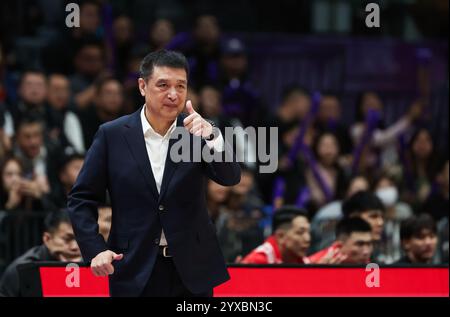 Peking, China. Dezember 2024. Cheftrainer Min Lulei von Beijing Royal Fighters Gesten während eines Spiels zwischen Beijing Royal Fighters und Xinjiang Flying Tigers in der Saison 2024-2025 der chinesischen Basketball Association (CBA) Liga in Peking, China, 15. Dezember 2024. Quelle: Wang Kaiyan/Xinhua/Alamy Live News Stockfoto