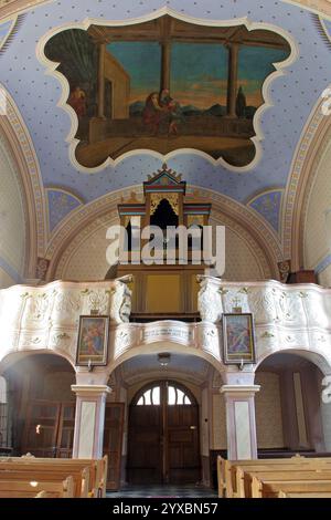 Chor und Orgel in der Pfarrkirche St. Martin in Martinska Ves, Kroatien Stockfoto