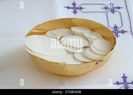 Schüssel mit heiligem Wafer in der Kirche Mariä Himmelfahrt in Brodsko Vinogorje, Kroatien Stockfoto