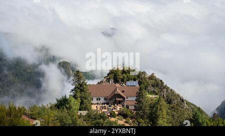 Blick auf die Berghütte auf dem Berggipfel, umgeben von Wolken, Madeira, Portugal Stockfoto