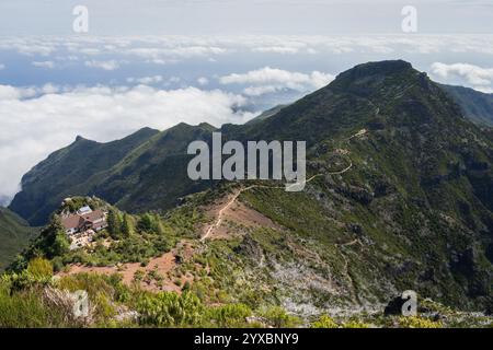 Berglandschaft mit Gipfelpfad und Hütte am Fuße des Berges, Madeira, Portugal Stockfoto