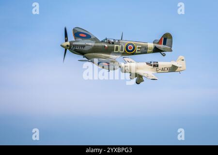 1941 Supermarine Spitfire & Percival Mew Gull, die auf der Best of British Air Show am 12. Mai 2024 in Shuttleworth durchgeführt wurde. Stockfoto