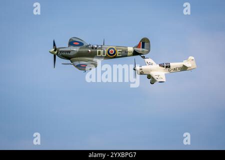 1941 Supermarine Spitfire & Percival Mew Gull, die auf der Best of British Air Show am 12. Mai 2024 in Shuttleworth durchgeführt wurde. Stockfoto