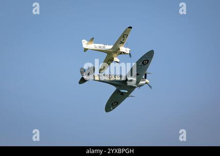 1941 Supermarine Spitfire & Percival Mew Gull, die auf der Best of British Air Show am 12. Mai 2024 in Shuttleworth durchgeführt wurde. Stockfoto