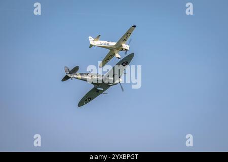 1941 Supermarine Spitfire & Percival Mew Gull, die auf der Best of British Air Show am 12. Mai 2024 in Shuttleworth durchgeführt wurde. Stockfoto