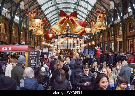 London, England, Großbritannien. Dezember 2024. Die Menschenmassen kommen vor Weihnachten auf den Covent Garden Market. (Kreditbild: © Vuk Valcic/ZUMA Press Wire) NUR REDAKTIONELLE VERWENDUNG! Nicht für kommerzielle ZWECKE! Quelle: ZUMA Press, Inc./Alamy Live News Stockfoto