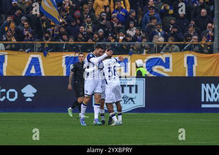 Parma, Italien. Dezember 2024. Diego Coppola (Hellas Verona FC) feiert zusammen mit Jackson Tchatchoua (Hellas Verona FC), nachdem er beim Spiel Parma Calcio gegen Hellas Verona FC, italienischer Fußball Serie A in Parma, Italien, den 15. Dezember 2024 das Tor von 0-1 erzielte Stockfoto