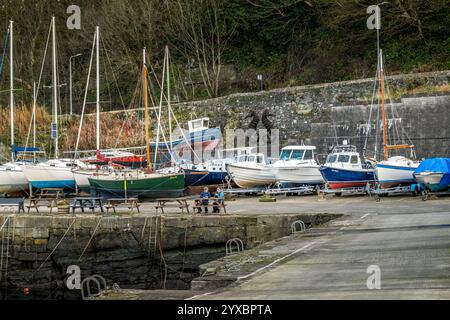 Boote und Yachten aller Formen und Größen stehen im Hafen von Dunure in South Ayrshire. Stockfoto