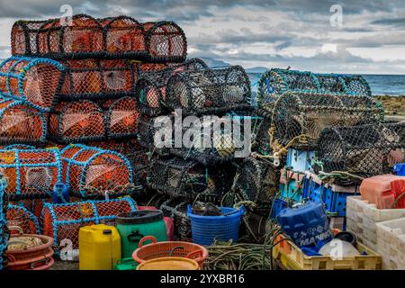 Hummertöpfe und andere Gegenstände, die beim Angeln auf dem Bootssteg im Hafen von Dunure verwendet werden Stockfoto