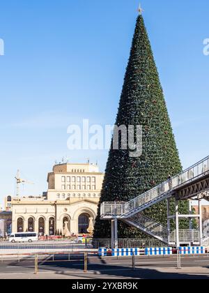 Jerewan, Armenien - 15. Dezember 2024: Weihnachtsbaum auf dem Platz der Republik und der Nationalgalerie im Hintergrund in Jerewan an sonnigen Wintertagen Stockfoto