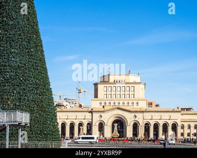 Jerewan, Armenien - 15. Dezember 2024: Haus der Geschichte und Nationalgalerie auf dem Platz der Republik mit Weihnachtsbaum in Jerewan auf sonnigem Sieg Stockfoto