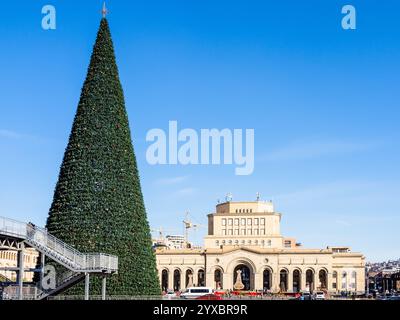 Jerewan, Armenien - 15. Dezember 2024: Weihnachtsbaum auf dem Platz der Republik und Haus der Geschichte Museum und Nationalgalerie im Hintergrund in Jerewan Stadt Stockfoto