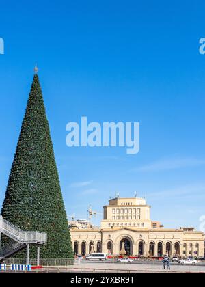 Jerewan, Armenien - 15. Dezember 2024: Weihnachtsbaum auf dem Platz der Republik und Geschichtsmuseum im Hintergrund in Jerewan an sonnigen Wintertagen Stockfoto