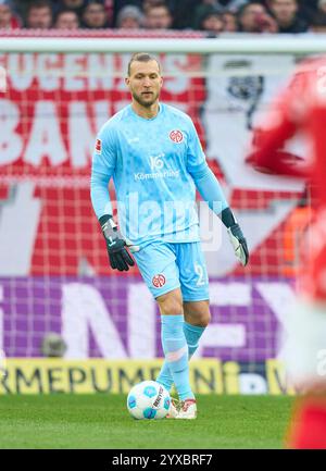 Robin ZENTNER, Torwart MZ 27 im Spiel FSV MAINZ 05 - FC BAYERN MÜNCHEN 2-1 am 14. Dezember 2024 in Mainz. Saison 2024/2025, 1.Bundesliga, FCB, München, Spieltag 14, 14.Spieltag Fotograf: Peter Schatz - DFL-VORSCHRIFTEN VERBIETEN JEDE VERWENDUNG VON FOTOGRAFIEN als BILDSEQUENZEN und/oder QUASI-VIDEO - Stockfoto