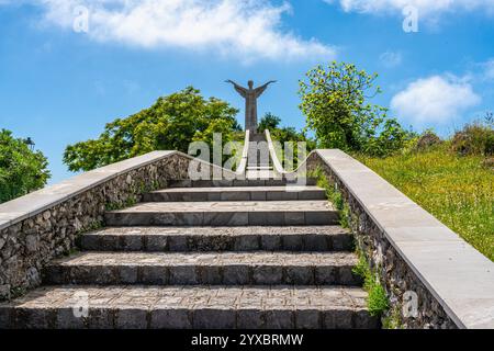 Die berühmte Statue von Cristo Redentore in Maratea, wunderschönes Dorf mit Blick auf das Meer, in der Provinz Potenza, Basilicata, Italien. Stockfoto