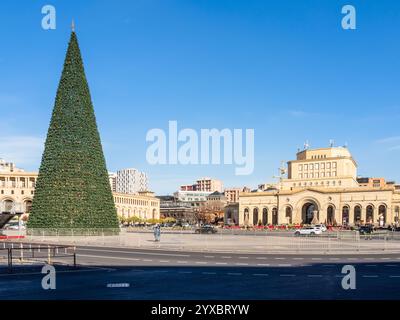 Jerewan, Armenien - 15. Dezember 2024: Blick auf den Platz der Republik mit dem Haus der Geschichte und der Nationalgalerie und dem Weihnachtsbaum in Jerewan Stockfoto