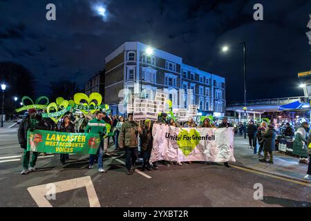 West Kensington, London, Großbritannien. Samstag, 14. November 2024. Mitglieder der Gemeinde Grenfell versammeln sich zum Grenfell Silent Walk durch West Kensington, um die 72 Toten zu ehren, die beim Grenfell Tower-Feuer ums Leben kamen, bei dem auch über 70 Menschen verletzt wurden. Die Tragödie begann am 14. Juni 2017, als um 00:54 Uhr BST im 24-stöckigen Grenfell Tower in North Kensington, West London, ein Feuer ausbrach. Die Flamme, die 60 Stunden lang brannte, wurde von einer leicht entzündlichen Verkleidung angeheizt – ein Faktor, der als „Hauptgrund“ für seine schnelle und verheerende Ausbreitung identifiziert wurde. Am 4. September 2024 wurde die Schlußfolgerung verabschiedet Stockfoto