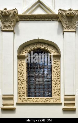 Gebogenes, gemustertes Glasfenster der Kirche. Kopierbereich. Nahaufnahme. Selektiver Fokus. Stockfoto